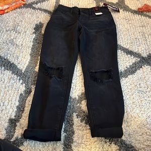 Never been worn high rise mom jeans from Walmart-NOBO is the brand. Size 1 women